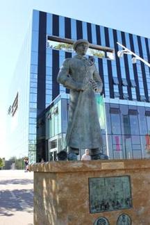 workers mememorial statue